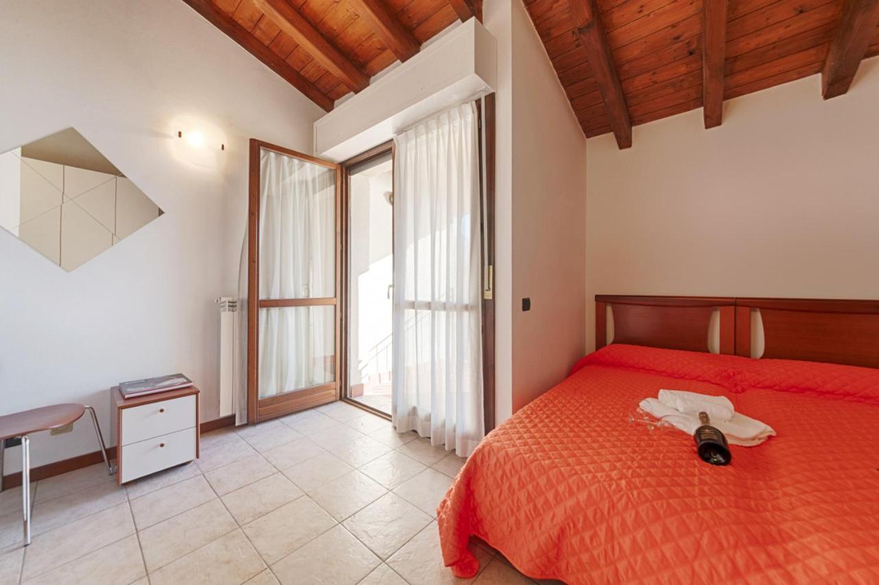 2-Bedroom Lakeview Apartment At The Lake Acquaseria Buitenkant foto